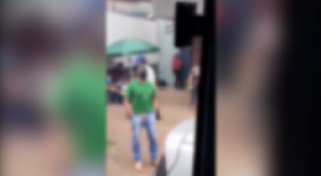 Homem flagrado em frente ao Ceonc com parte íntima a mostra foge ao perceber que estava sendo filmado