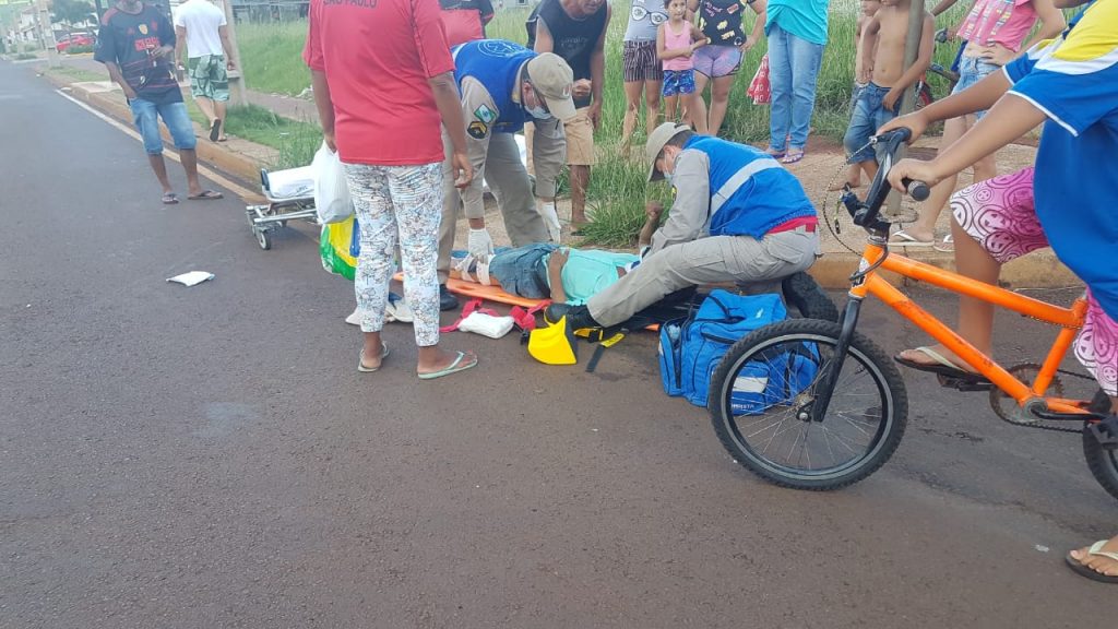 Homem fratura a perna ao tropeçar em meio-fio na Rua Fernando de Noronha, no Riviera
