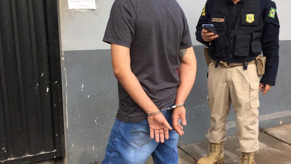 Durante abordagem na BR-277, PRF flagra homem com mandado de prisão em aberto