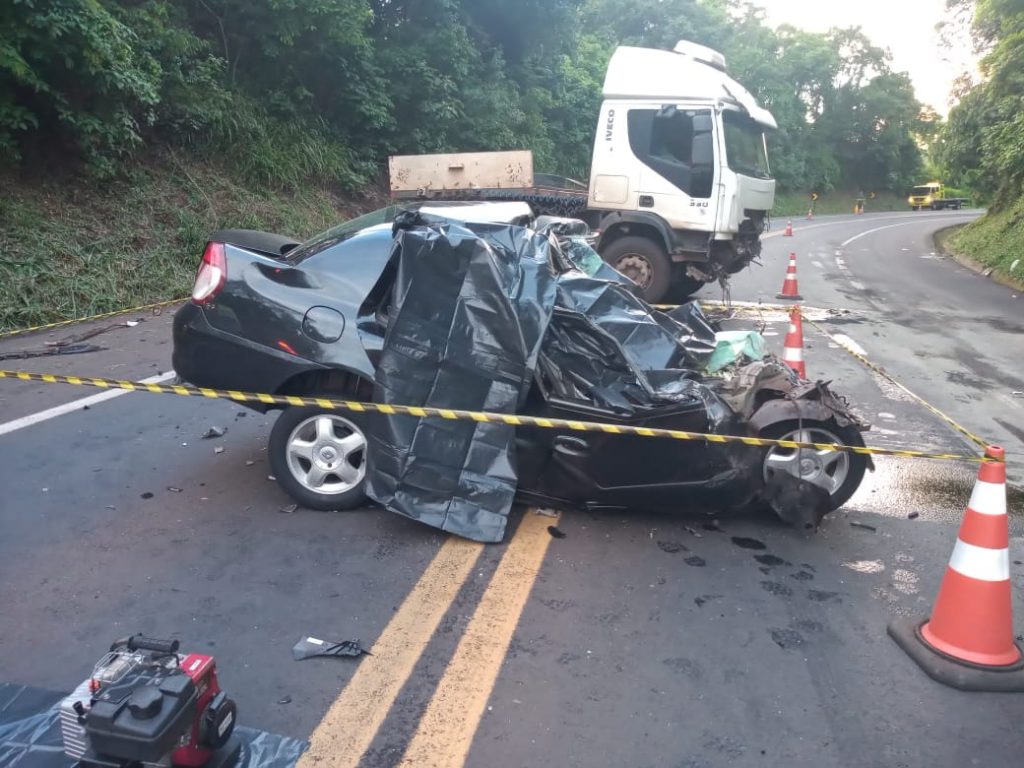 Colisão entre carro e carreta mata três pessoas e deixa uma em estado grave na BR-277, em Nova Laranjeiras