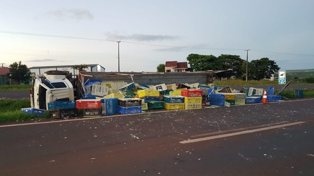 Caminhão com carga de frango tomba na BR-467 em Cascavel