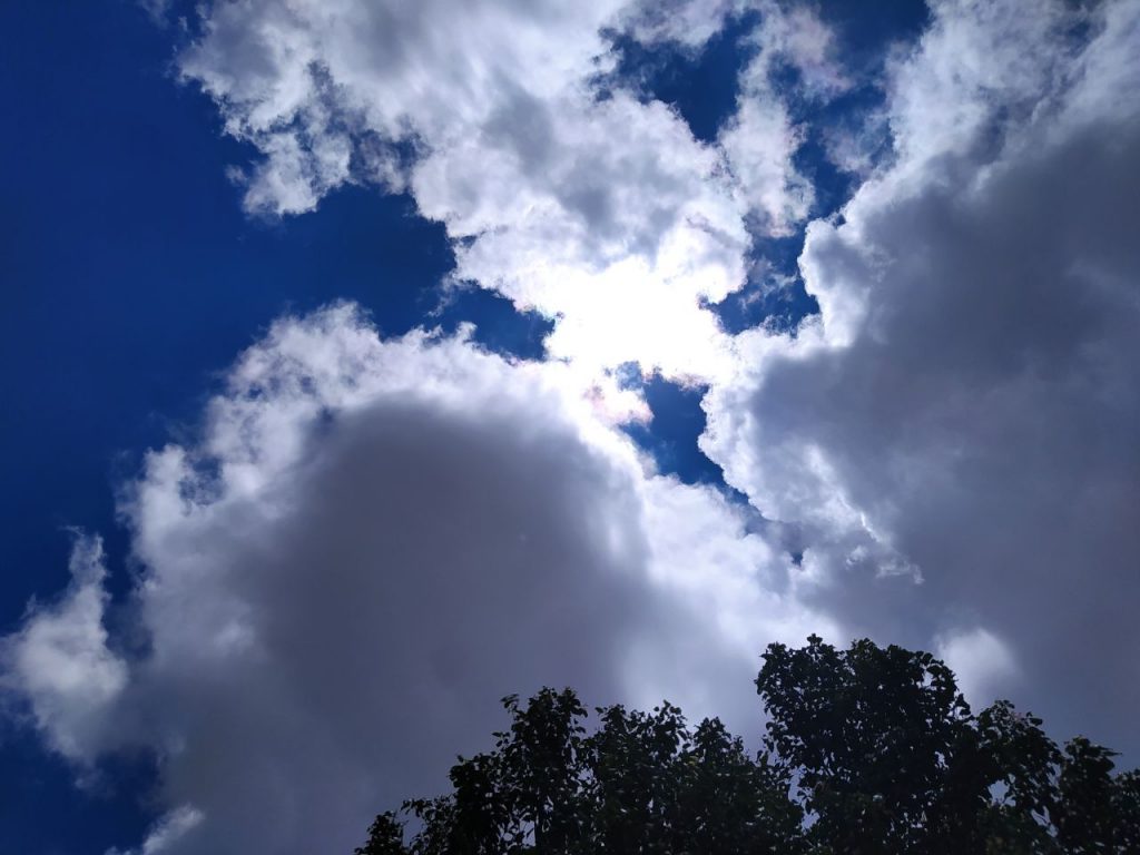 Altas temperaturas possibilitam formação de nuvens carregadas e pancadas de chuva em Cascavel