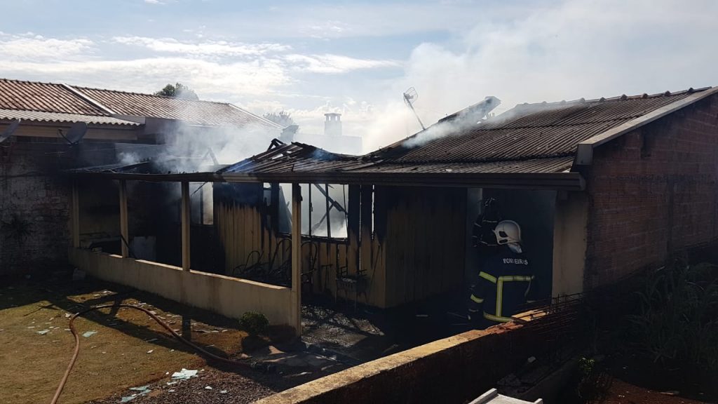 Casa de madeira é destruída por incêndio, na Rua da Colonização, no Bairro Santa Felicidade