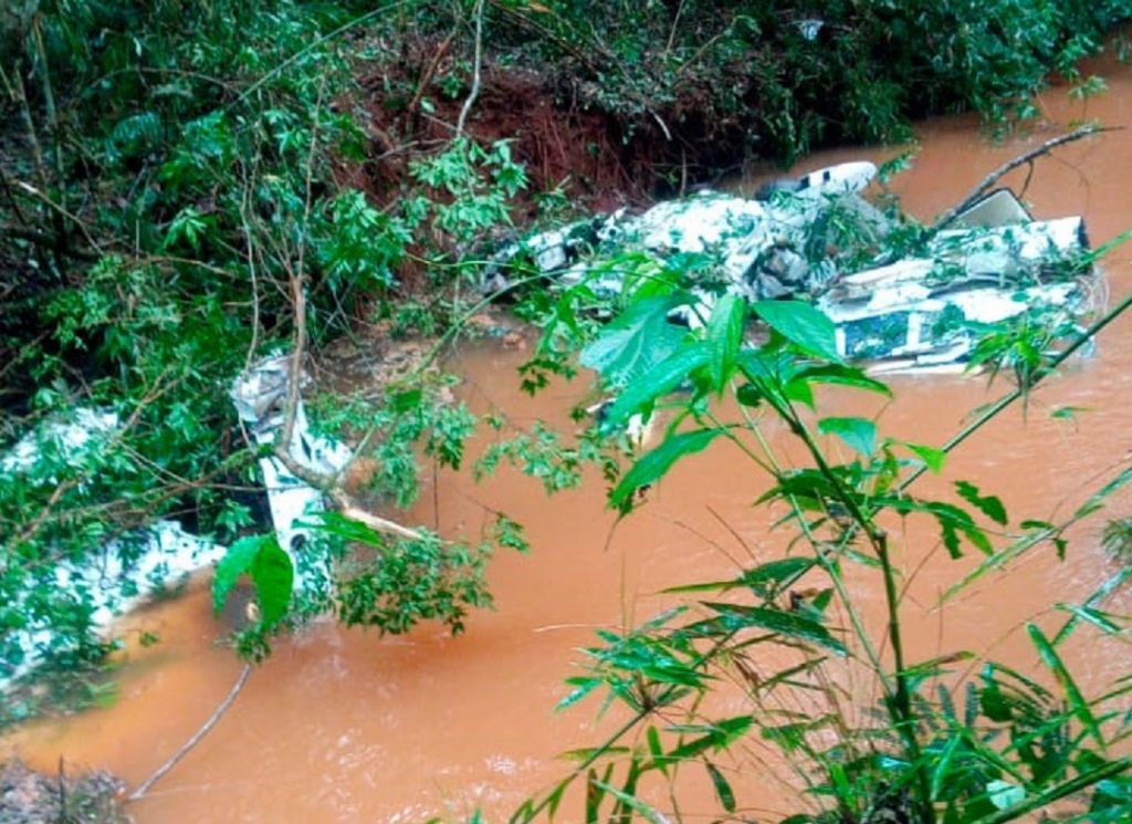 Moradores localizam avião de pequeno porte caído no Rio Macaco, entre Roncador e Mato Rico