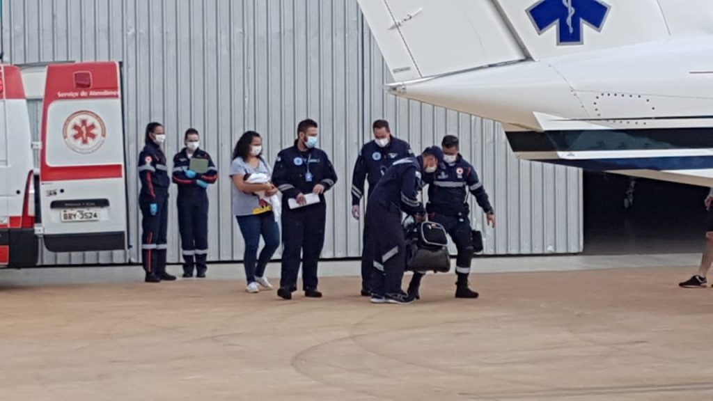 Bebê de dois meses que nasceu prematuro é transferido para Curitiba