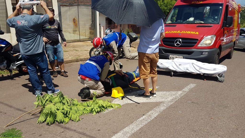 Duas motos batem em cruzamento no Bairro Parque São Paulo