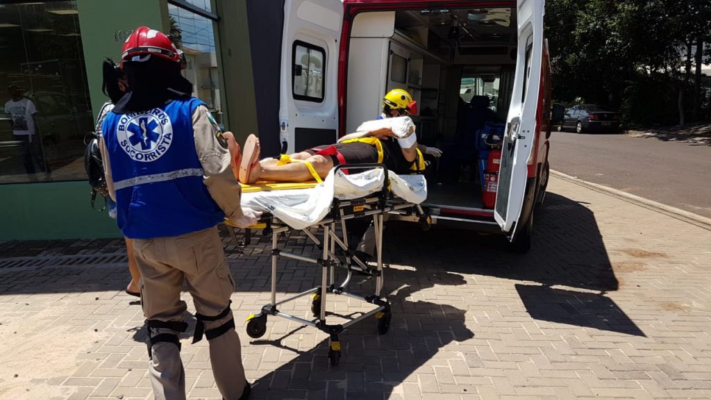 Mulher cai de escada enquanto realizava limpeza em estabelecimento no Bairro Universitário