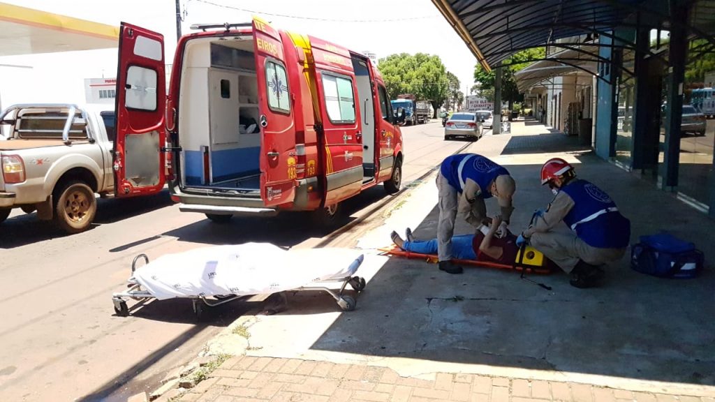 Mulher cai de moto ao tentar desviar de cachorro, no Bairro Universitário