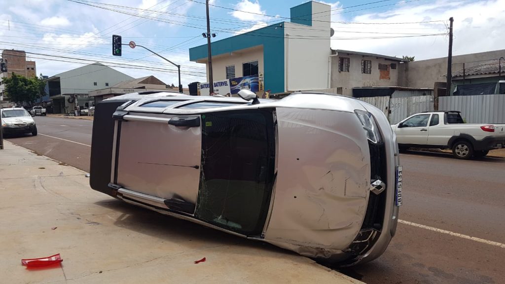 Oroch capota em acidente na esquina das ruas Manaus e Nereu Ramos