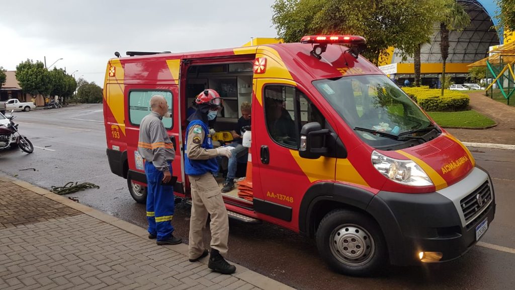 Jovem de 20 anos fica ferido em colisão entre carro e moto na Rua Jacarezinho, no São Cristóvão