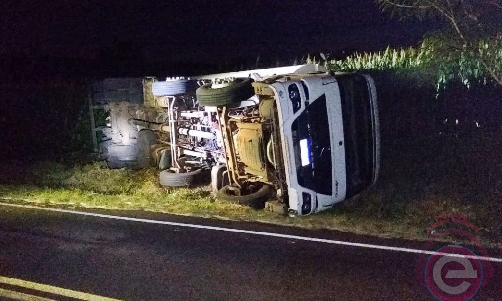 Caminhão de transporte de ração tomba na PR-158, em Chopinzinho