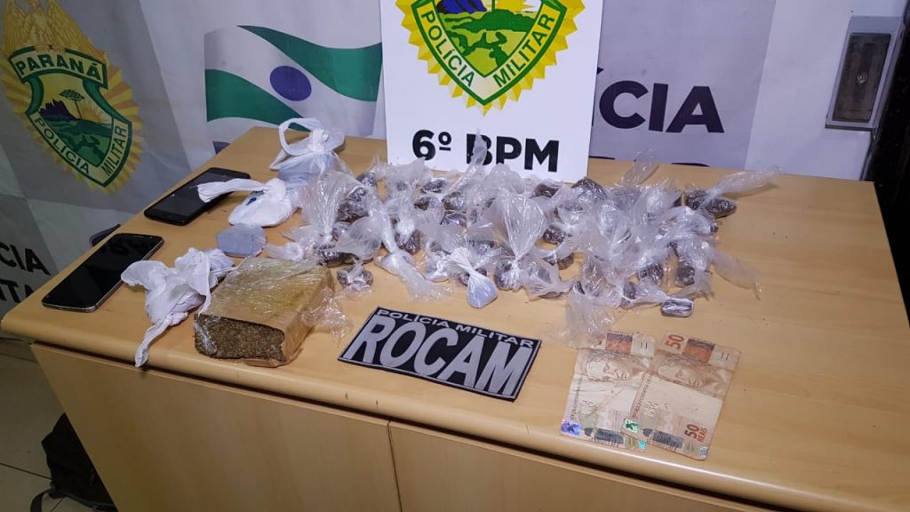 ROCAM detém dupla com diversas porções de maconha na Rua Turin, no Bairro Cascavel Velho