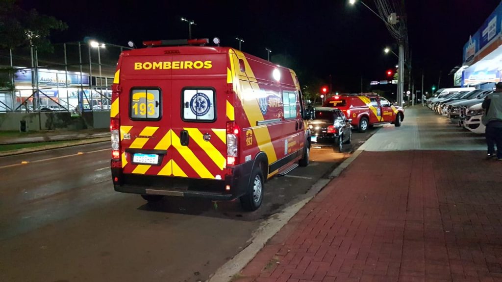 Homem ferido por disparo de arma de fogo é socorrido pelo Siate na Av. Brasil, no Bairro São Cristóvão