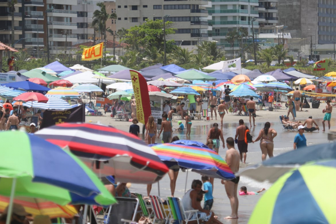 Dia de calor tem praia cheia, aglomeração e povo sem máscara no litoral do Paraná