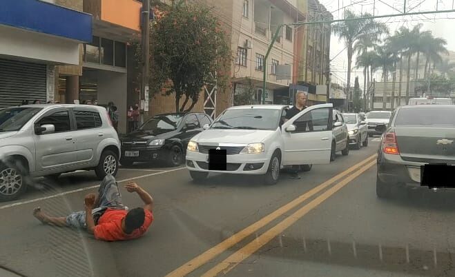 Vídeo: Homem deita na avenida e para o trânsito em Apucarana