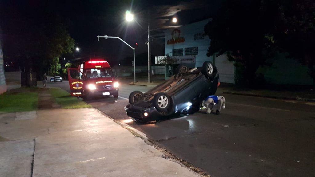 Acidente seguido de capotamento é registrado no Bairro Coqueiral
