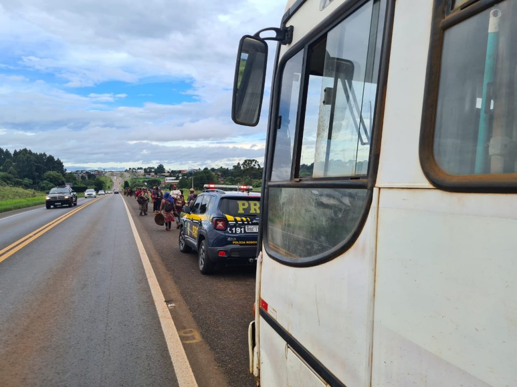 PRF flagra diversas irregularidades em ônibus que transportava trabalhadores rurais em Guarapuava