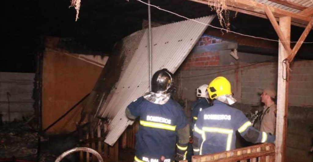 Curto-circuito provoca incêndio e destrói residência em Ponta Grossa