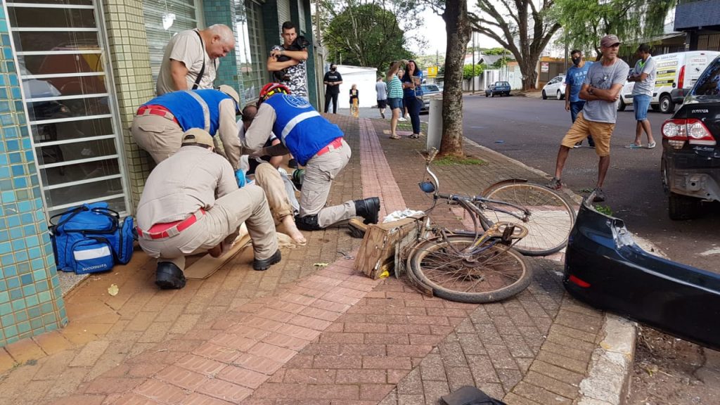 Carros batem em cruzamento no Centro e um deles atinge ciclista, que é socorrido pelo Siate