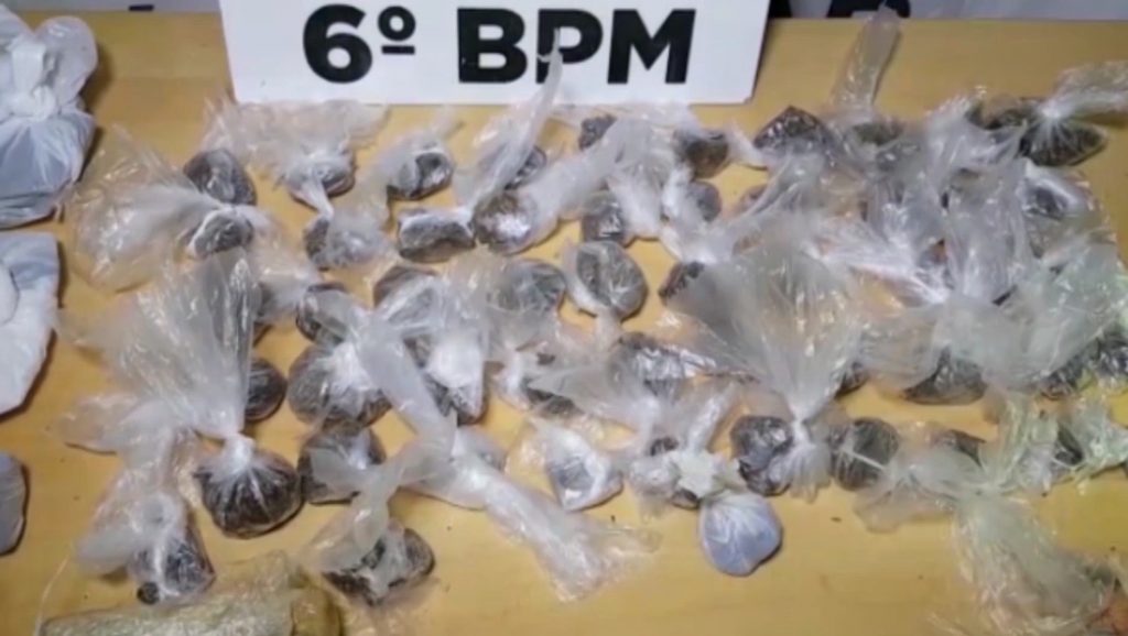 Porções de maconha estavam separadas para serem vendidas em ponto de tráfico no Cascavel Velho