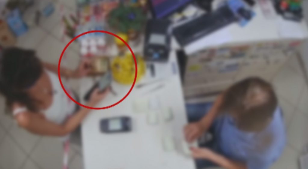 Vídeo mostra mulher furtando isqueiro eletrônico em posto de combustíveis no Centro