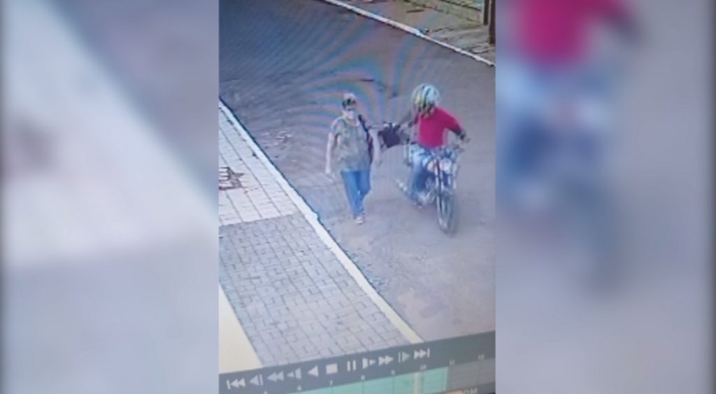 Tenente da PM diz que motociclista que roubou pedestre ainda não foi localizado
