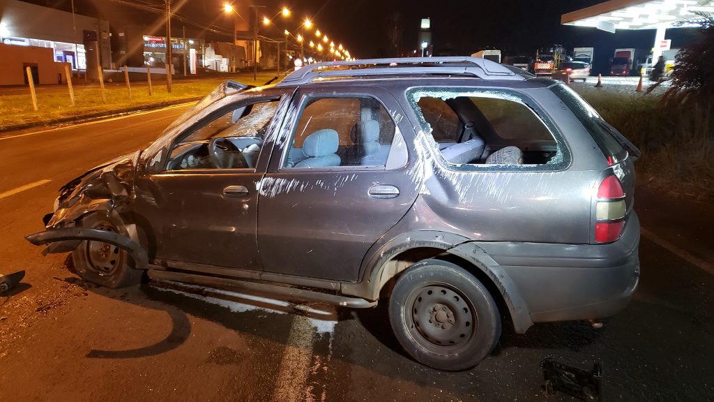 Acidente envolvendo três veículos é registrado na Avenida Tiradentes, em Londrina