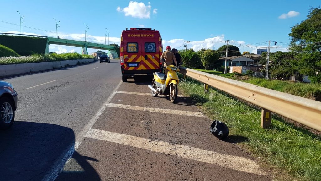 Ao ser ‘fechado’ por veículo, condutor de Honda Biz sofre queda e precisa do socorro do Siate na PRc-467, em Cascavel