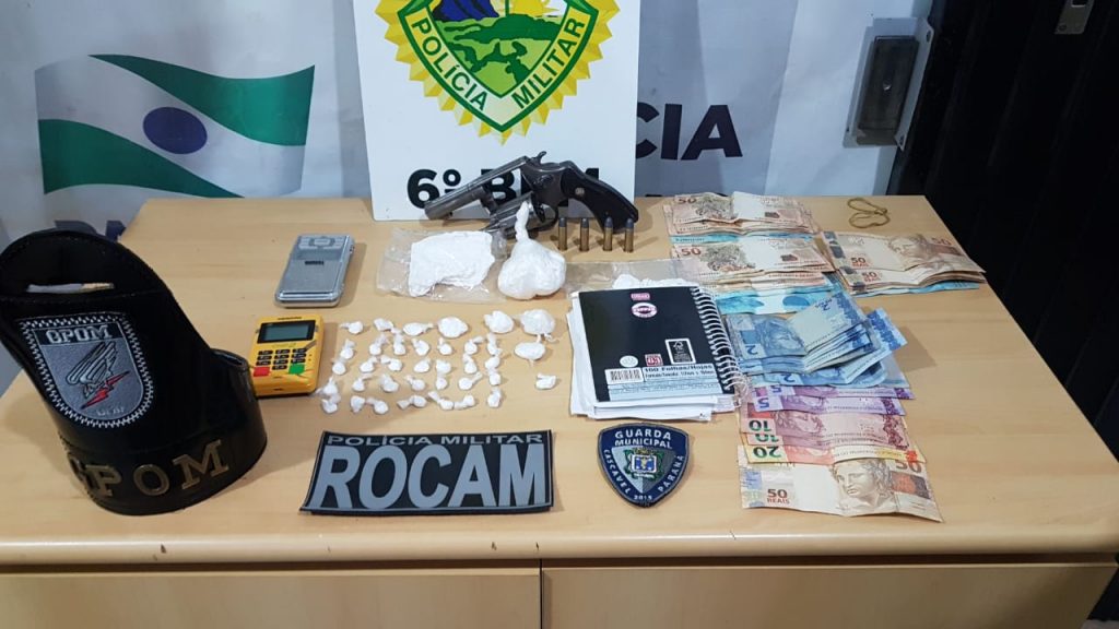 ROCAM e GPOM prendem casal com arma e drogas na Rua das Garças, no Bairro Floresta