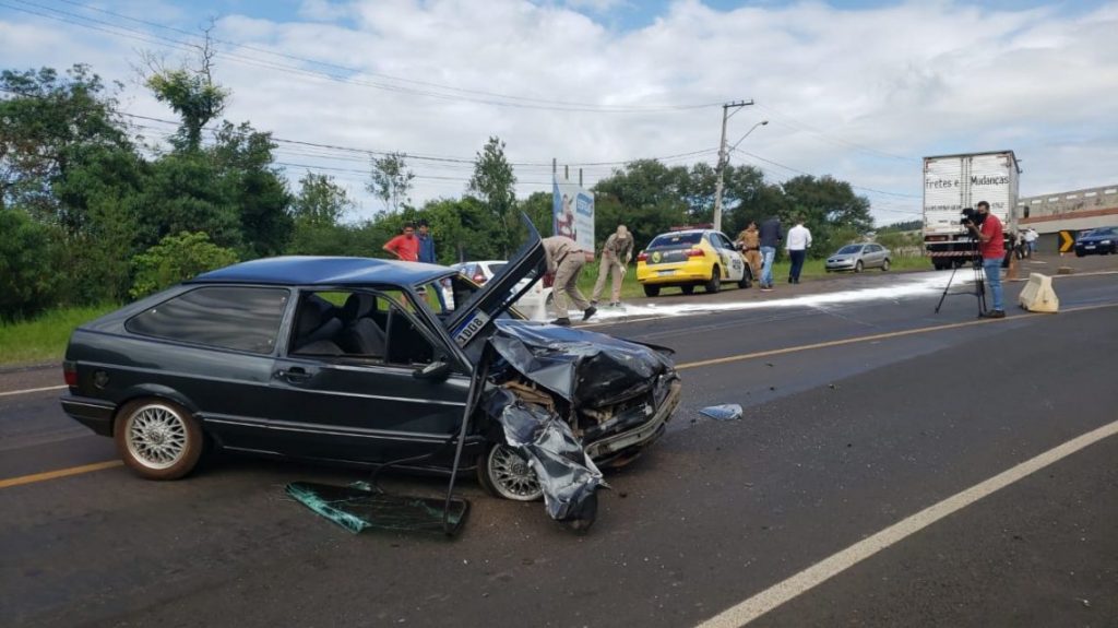 Três pessoas ficam feridas após colisão frontal na PR-180
