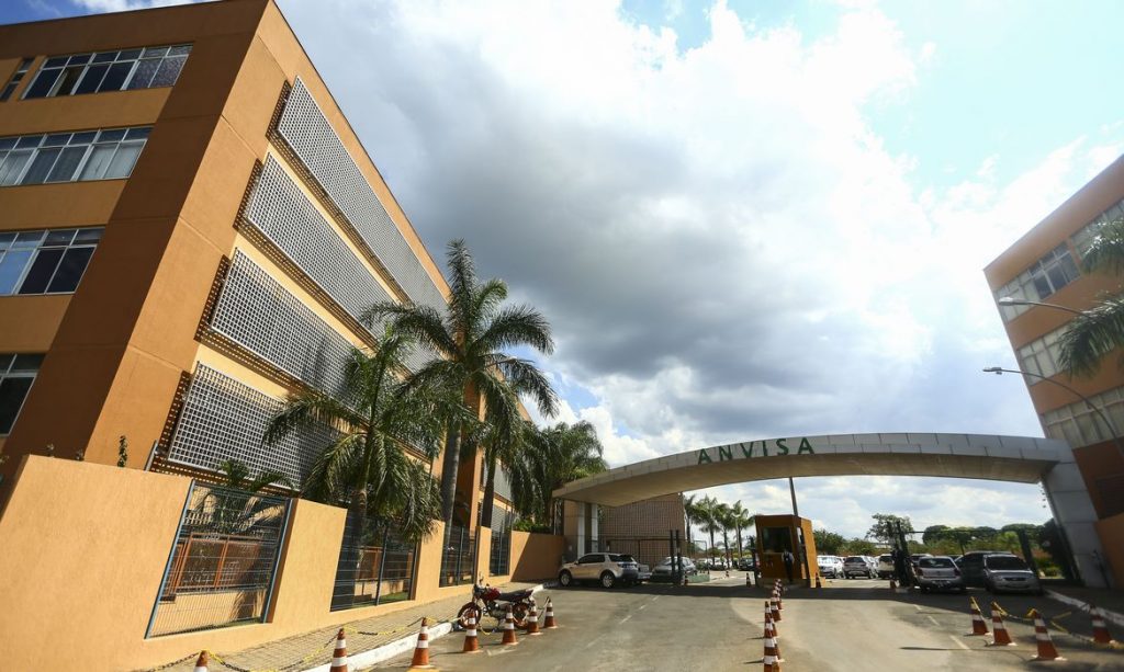 Anvisa, AstraZeneca e Pfizer discutem uso emergencial de vacinas