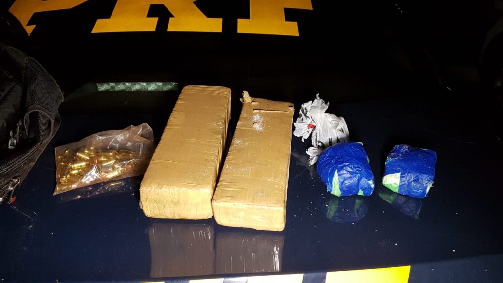 PRF faz apreensão de drogas após fuga e capotamento de veículo suspeito; condutor está foragido