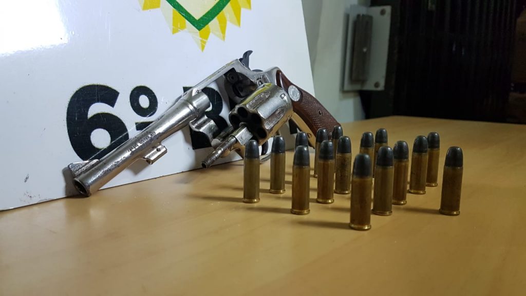 Dois jovens são detidos por porte ilegal de arma no Jardim Riviera