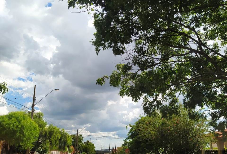 2020 se despede com clima abafado e chances de chuva em Cascavel