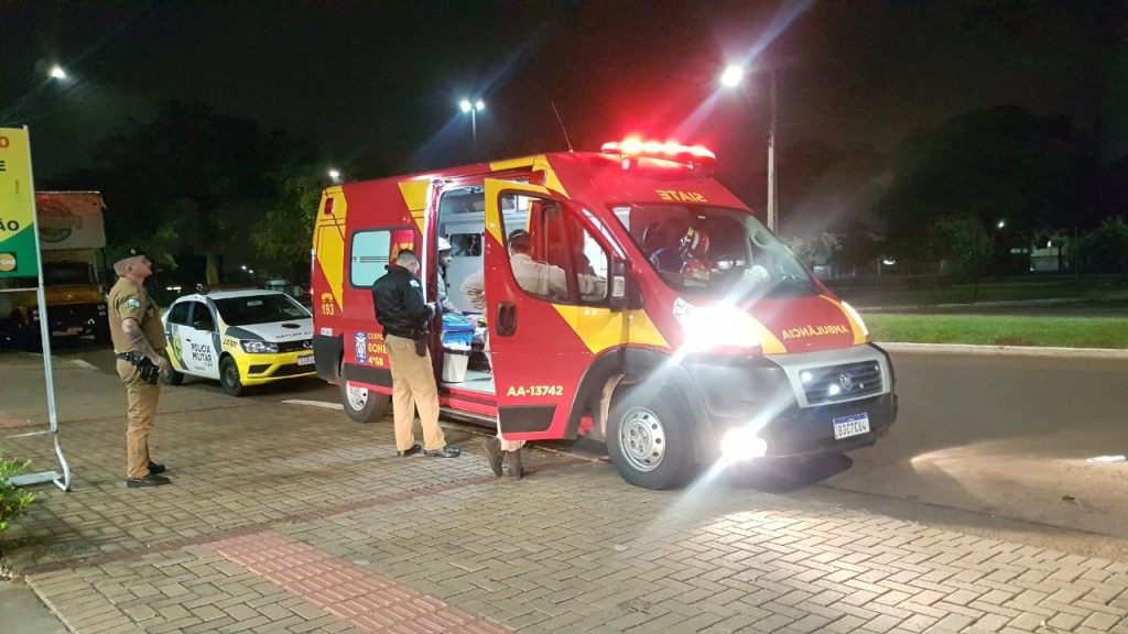 Homem atingido por facada no pescoço é atendido pelo Siate na Avenida Assunção