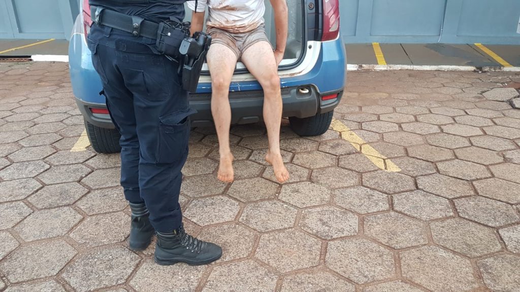 Após bater carro em barranco, motorista é preso pela Guarda Municipal por embriaguez