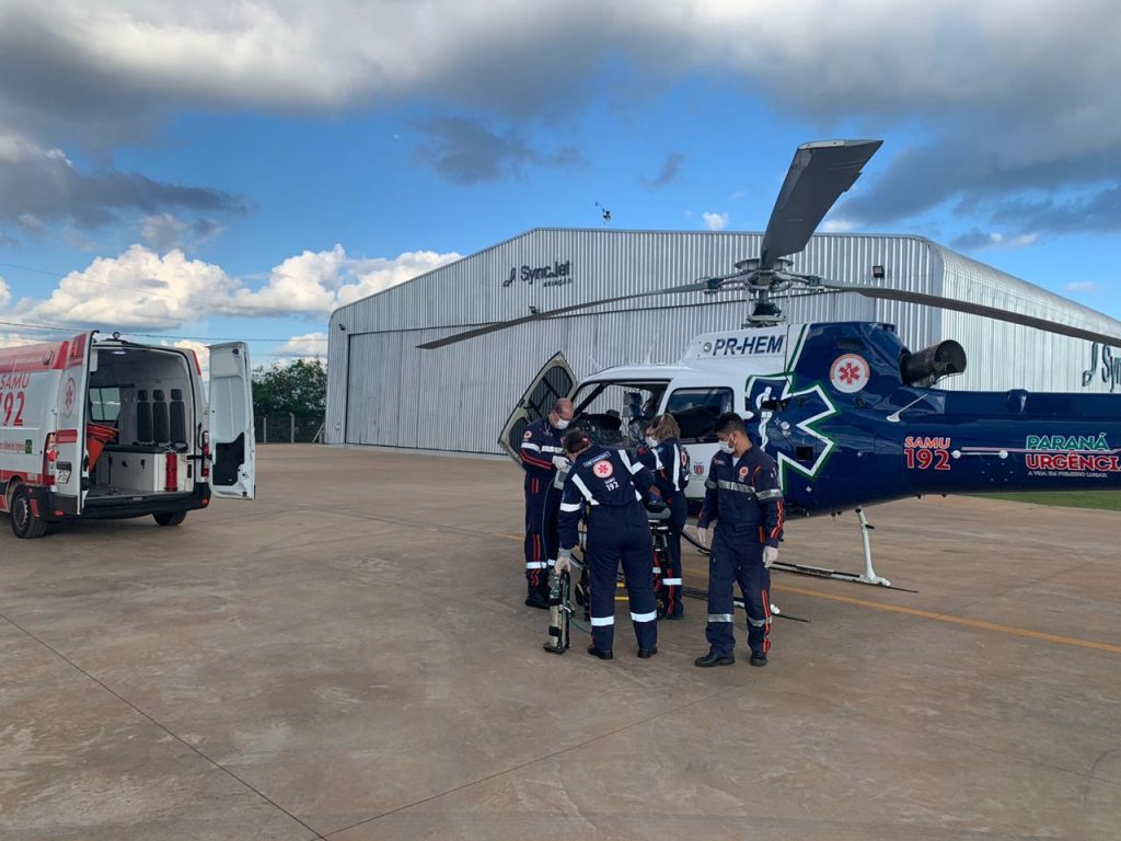 Homem com AVC é transferido pelo helicóptero do Paraná Urgência de Palmas para o Hospital São Lucas, em Cascavel