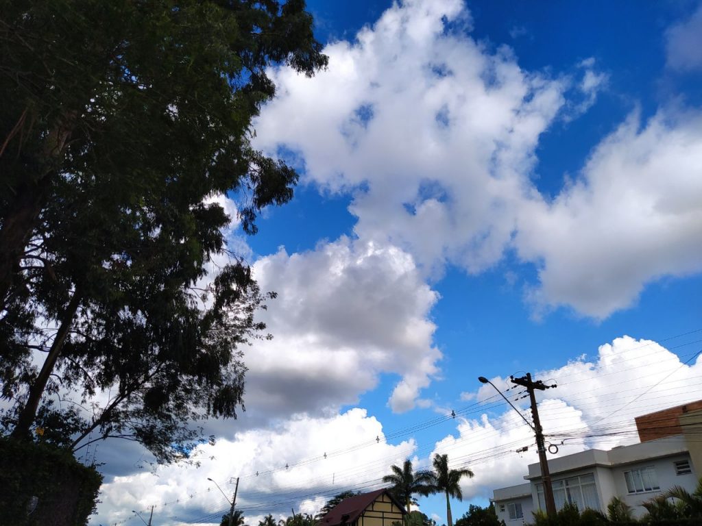Sábado de sol e poucas nuvens em Cascavel; não há previsão de chuva
