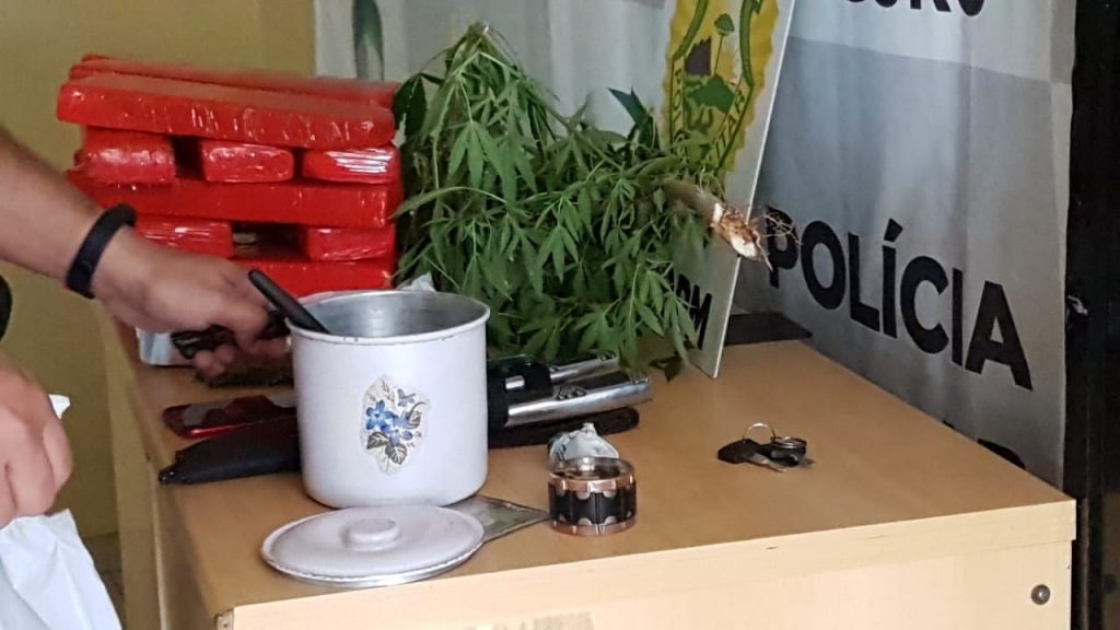 Seis são detidos pela PM com pé de maconha e quase 10 kg de maconha prensada no São Cristóvão