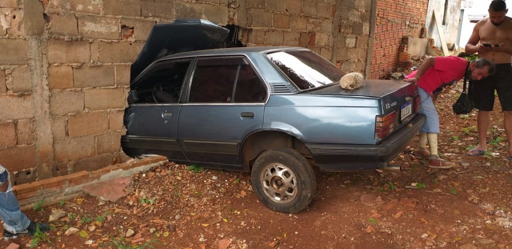 Carro desgovernado bate em parede de residência no Jardim Ideal, em Londrina