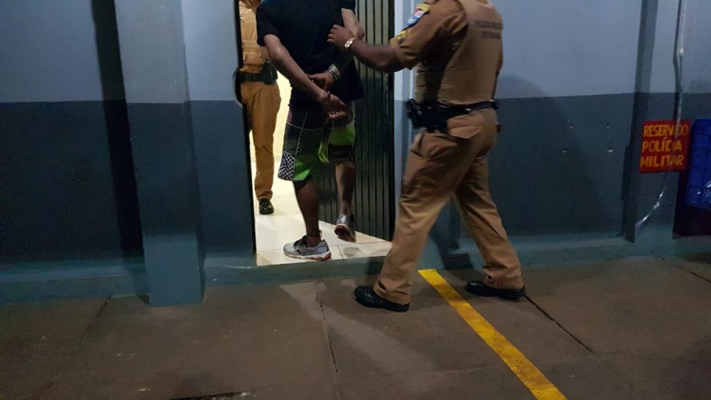 Rapaz é preso pela PM ao invadir empresa na Av. Barão do Rio Branco
