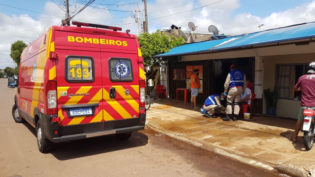 Homem fica ferido ao cair de motoneta na Rua Souza Naves, no Bairro Parque São Paulo