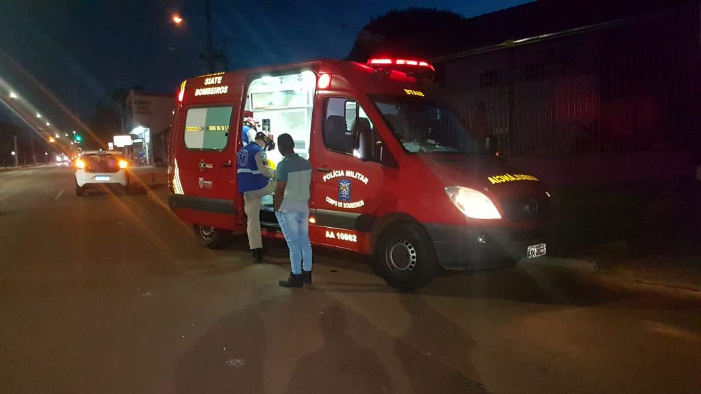 Duas pessoas caem de bicicleta na Av. Tito Muffato, em Cascavel