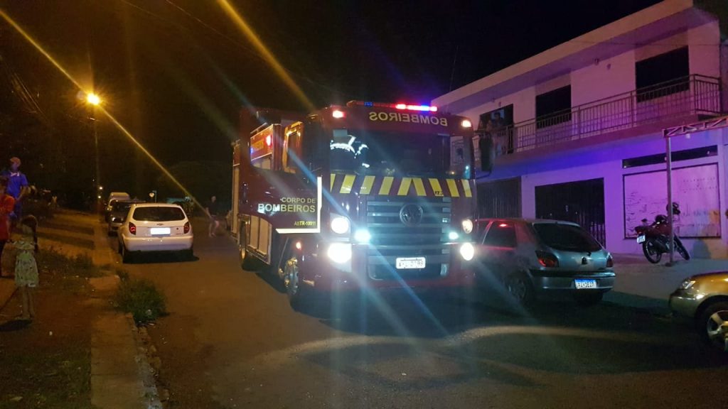 Curto circuito provoca princípio de incêndio em residência no Bairro Santa Cruz, em Cascavel