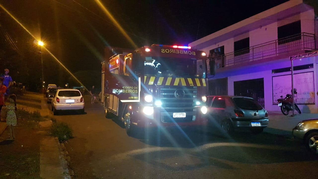 Curto circuito provoca princípio de incêndio em residência no Bairro Santa Cruz, em Cascavel