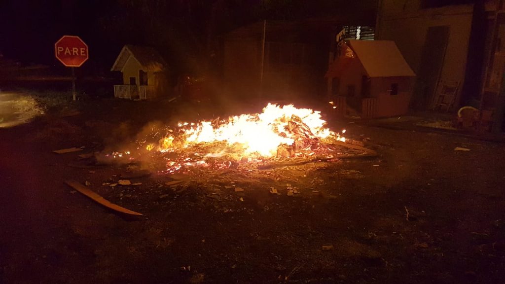 Homem coloca fogo em entulhos e Corpo de Bombeiros é acionado
