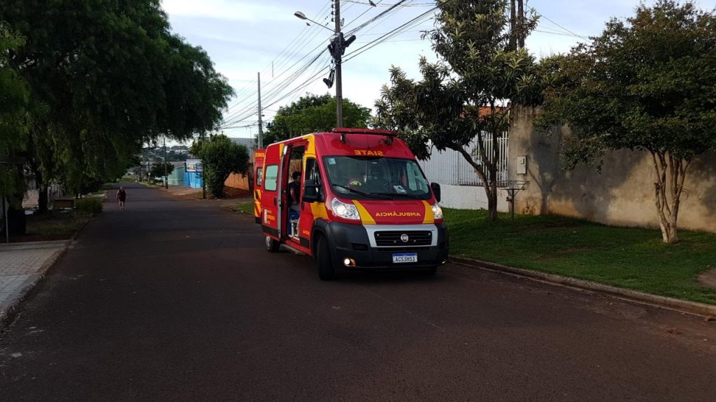 Casal cai de moto ao desviar de cachorro na Rua Verde, no Jardim Bela Vista