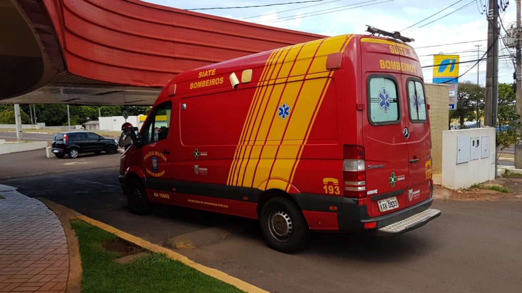 Ciclista sofre queda na Rua Espinélio, na região do Angra dos Reis