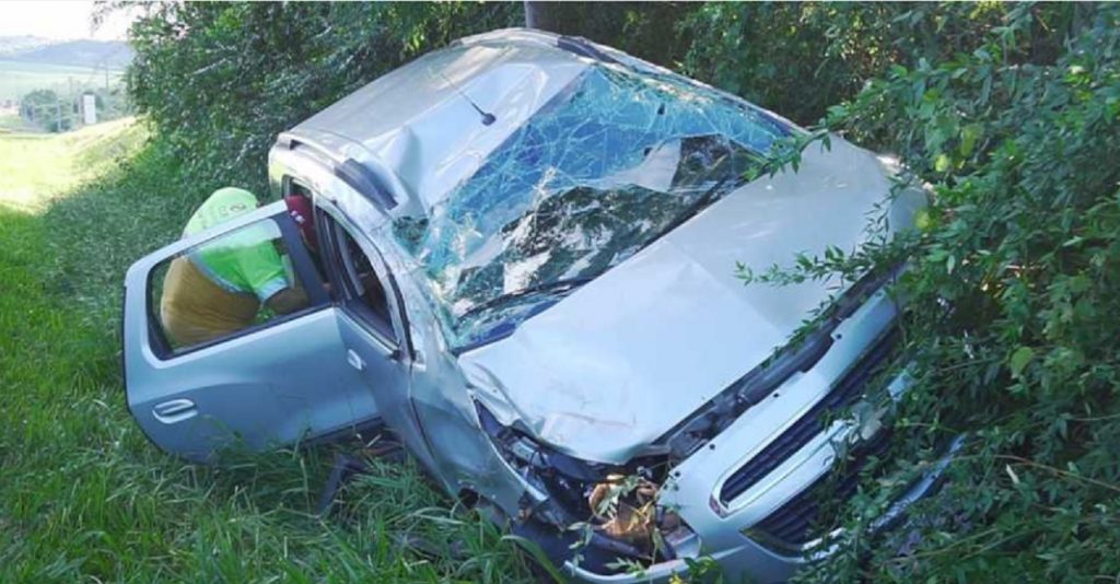 Carro capota após cair em barranco na PR-151, entre Carambeí e Ponta Grossa
