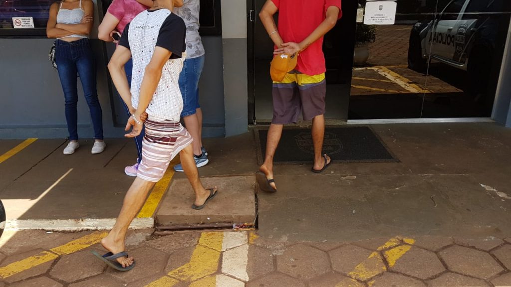 Dois são detidos com drogas e encaminhados pela Guarda Municipal à delegacia